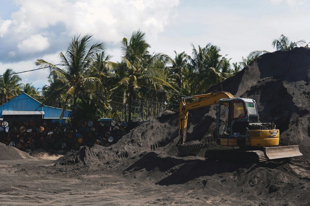 Buldoser mendorong tumpukan tanah di area kerja