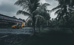 Ekskavator sedang bekerja di lapangan, ilustrasi GPS pelacak alat berat