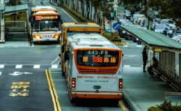 Bus putih merah melaju di jalan pada siang hari, ilustrasi GPS pelacak bus dan travel antarkota