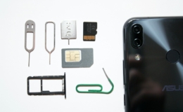 Ponsel dengan kartu SIM, ilustrasi kartu SIM dan kuota untuk GPS pelacak