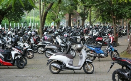 Area parkir yang dipenuhi sepeda motor, ilustrasi GPS pelacak motor untuk mencegah curanmor