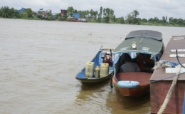 Speedboat bersandar di dermaga sungai, ilustrasi GPS pelacak speedboat