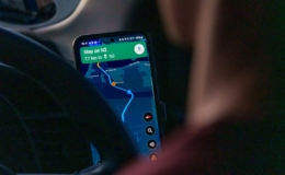 Pengemudi memakai aplikasi peta di ponsel saat berkendara, ilustrasi GPS pelacak vs aplikasi HP