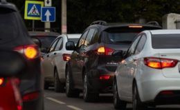Mobil-mobil melaju di jalan pada siang hari, ilustrasi GPS pelacak mobil untuk pengemudi pemula