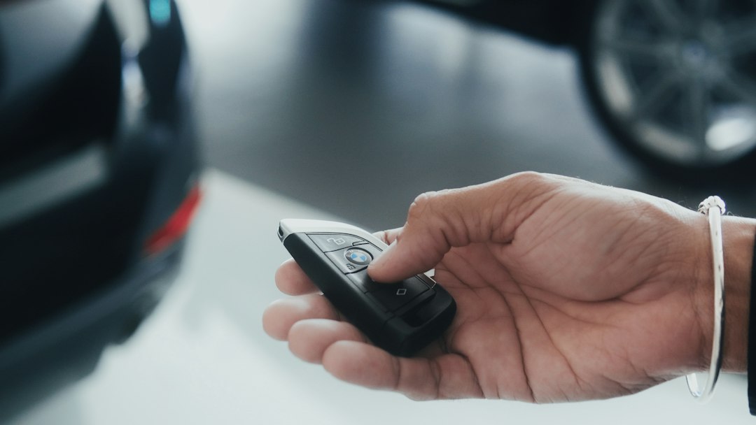 Seseorang memegang ponsel untuk memantau posisi mobil rental lewat aplikasi GPS pelacak