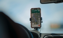 Perangkat GPS di dasbor terlihat oleh pengemudi saat melaju di jalan raya