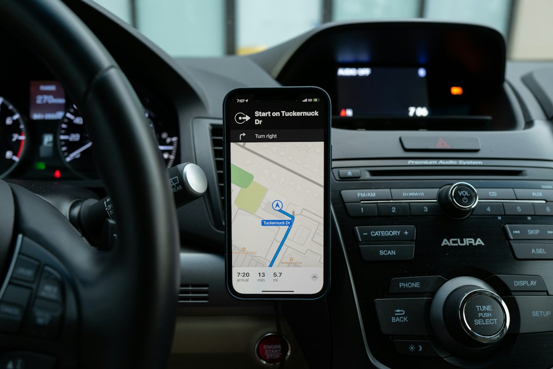 Layar dasbor mobil menampilkan peta navigasi