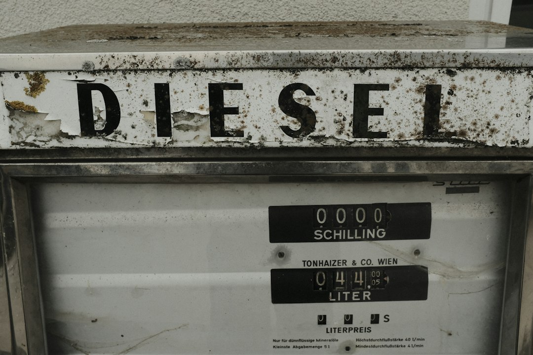 Mesin pompa bahan bakar dengan tulisan diesel, ilustrasi pemantauan solar armada
