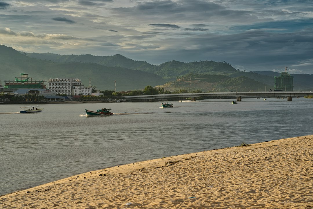 Beberapa speedboat melaju di aliran sungai